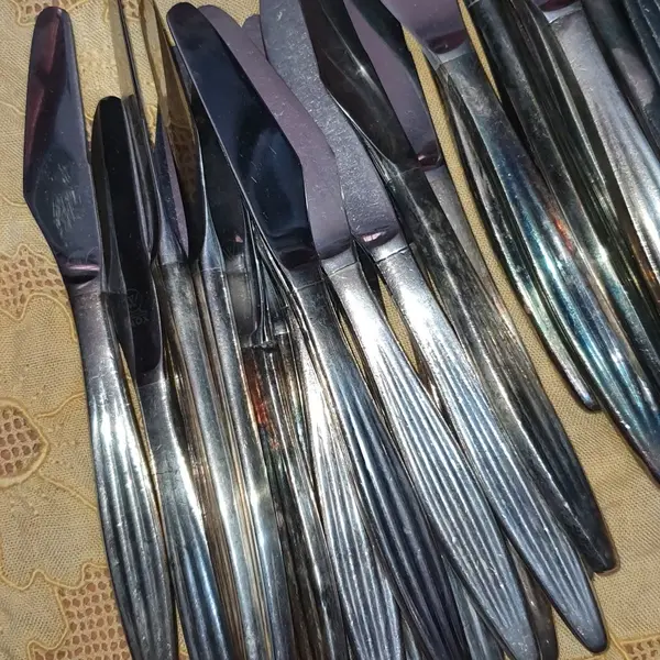 Foto de um(a) LOTE FACAS REFEIÇÃO E SOBREMESA ANTIGAS VINTAGE, da categoria de Facas. 16 facas de sobremesa e 16 facas de refeição, totalizando 32 unidades não tem marcação no cabo, mas estavam junto com um... Mostrado de uma perspectiva diferente. Vendido no marketplace Trésors.