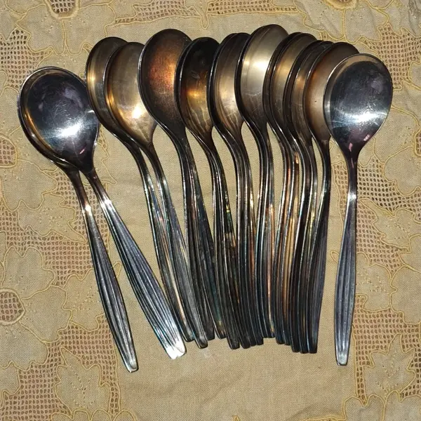 Foto de um(a) LOTE COLHERES DE SOPA ANTIGAS VINTAGE PRATA 90 WOLFF, da categoria de Colheres. lote com 18 peças, no estado de conservação conforme imagens Guardadas faz tempo. Mostrado de uma perspectiva diferente. Vendido no marketplace Trésors.