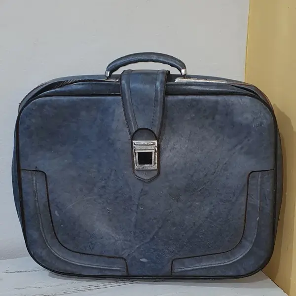 Foto de um(a) Mala de Viagem de Mão Primicia Anos 70 Azul, da categoria de Malas. Mala de viagem vintage de mão, usada, com marcas discretas do tempo, conforme fotos. Zíperes e fechos funcionando... Mostrado de uma perspectiva diferente. Vendido no marketplace Trésors.