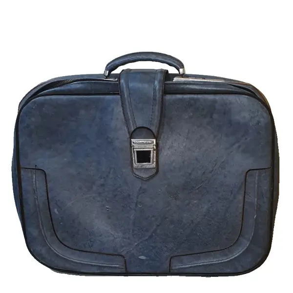 Foto de um(a) Mala de Viagem de Mão Primicia Anos 70 Azul, da categoria de Malas. Mala de viagem vintage de mão, usada, com marcas discretas do tempo, conforme fotos. Zíperes e fechos funcionando... Vendido no marketplace Trésors.