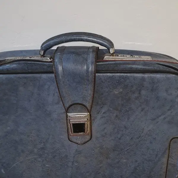 Foto de um(a) Mala de Viagem de Mão Primicia Anos 70 Azul, da categoria de Malas. Mala de viagem vintage de mão, usada, com marcas discretas do tempo, conforme fotos. Zíperes e fechos funcionando... Mostrado de uma perspectiva diferente. Vendido no marketplace Trésors.