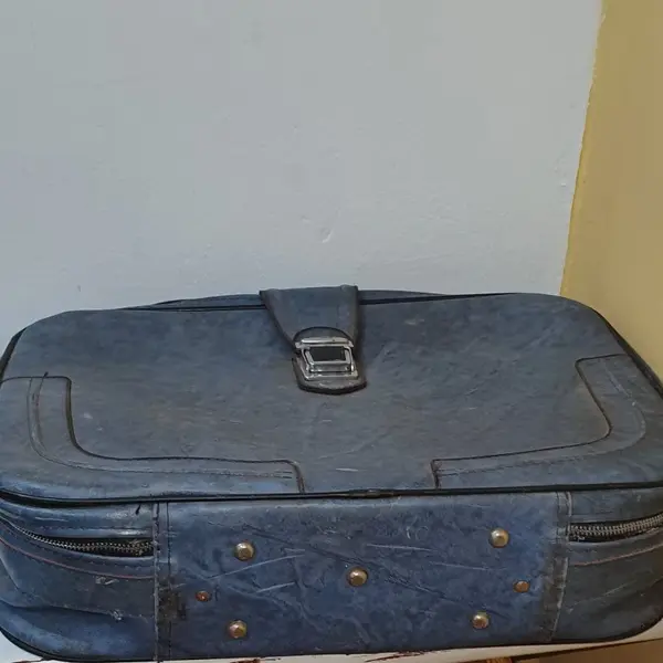 Foto de um(a) Mala de Viagem de Mão Primicia Anos 70 Azul, da categoria de Malas. Mala de viagem vintage de mão, usada, com marcas discretas do tempo, conforme fotos. Zíperes e fechos funcionando... Mostrado de uma perspectiva diferente. Vendido no marketplace Trésors.
