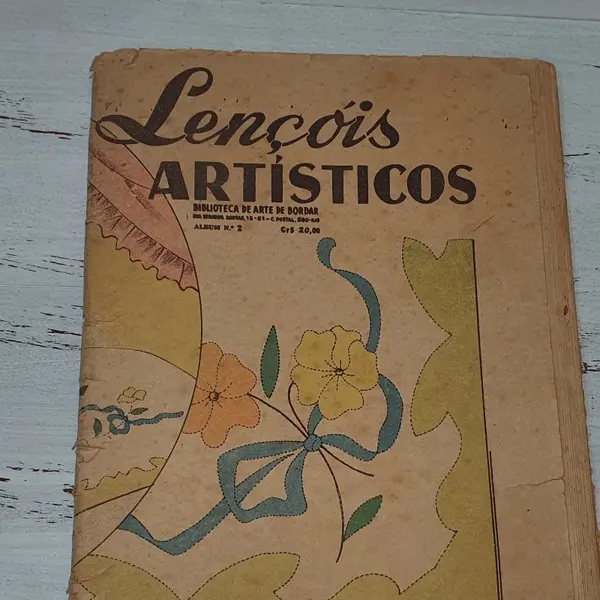 Foto de um(a) RARIDADE REVISTA ANTIGA ANOS 50 BIBLIOTECA DE ARTE DE BORDAR NUMERO 2 LENÇÓIS ARTÍSTICOS, da categoria de Livros. altura: 30 cm largura: 40 cm está amarelado, com marcas do tempo lateral costurada á mão e peça estava dobrada, conforme... Mostrado de uma perspectiva diferente. Vendido no marketplace Trésors.