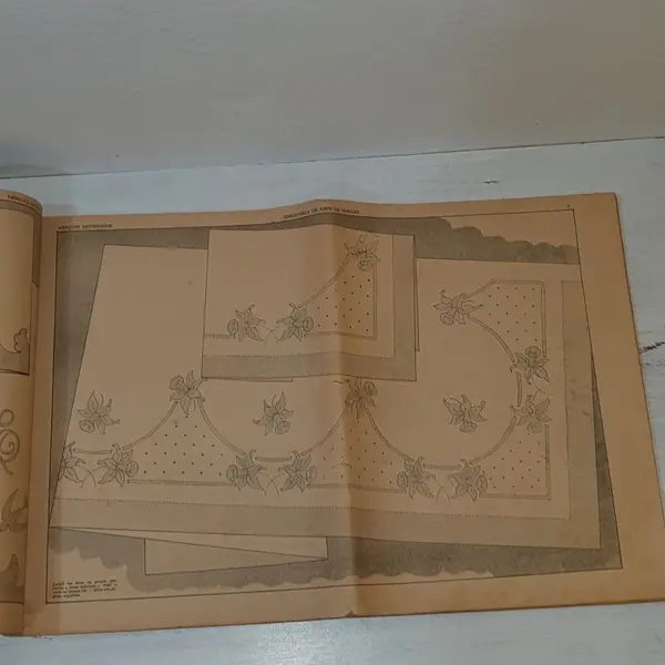 Foto de um(a) RARIDADE REVISTA ANTIGA ANOS 50 BIBLIOTECA DE ARTE DE BORDAR NUMERO 2 LENÇÓIS ARTÍSTICOS, da categoria de Livros. altura: 30 cm largura: 40 cm está amarelado, com marcas do tempo lateral costurada á mão e peça estava dobrada, conforme... Mostrado de uma perspectiva diferente. Vendido no marketplace Trésors.