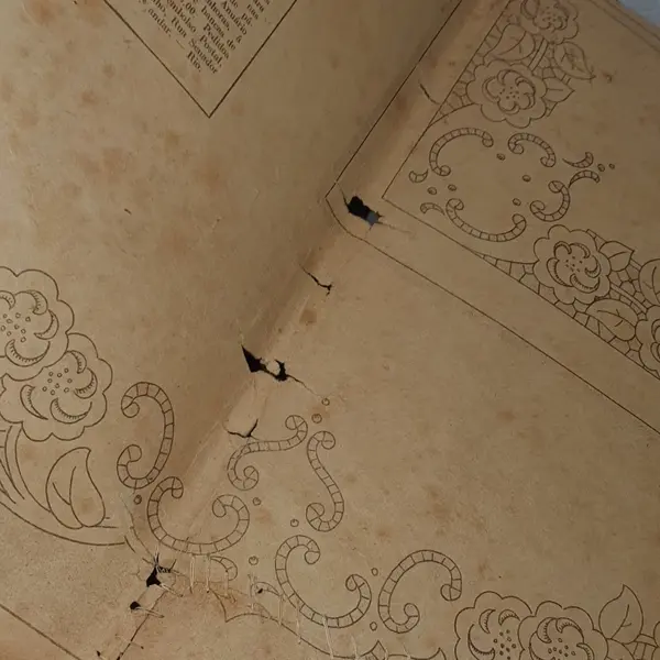 Foto de um(a) RARIDADE REVISTA ANTIGA ANOS 50 BIBLIOTECA DE ARTE DE BORDAR NUMERO 2 LENÇÓIS ARTÍSTICOS, da categoria de Livros. altura: 30 cm largura: 40 cm está amarelado, com marcas do tempo lateral costurada á mão e peça estava dobrada, conforme... Mostrado de uma perspectiva diferente. Vendido no marketplace Trésors.