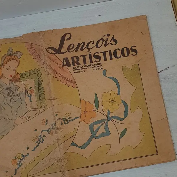 Foto de um(a) RARIDADE REVISTA ANTIGA ANOS 50 BIBLIOTECA DE ARTE DE BORDAR NUMERO 2 LENÇÓIS ARTÍSTICOS, da categoria de Livros. altura: 30 cm largura: 40 cm está amarelado, com marcas do tempo lateral costurada á mão e peça estava dobrada, conforme... Mostrado de uma perspectiva diferente. Vendido no marketplace Trésors.
