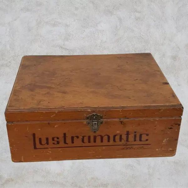 Foto de um(a) Antigo kit engraxate lustramatic 110v funcionando vintage anos 60, da categoria de Eletrodomésticos. produto antigo, usado fabridado nos anos 60 caixa de madeira 24x 29x 11 cm lustrador funcionando, 110v marca: spam caixa tem... Mostrado de uma perspectiva diferente. Vendido no marketplace Trésors.