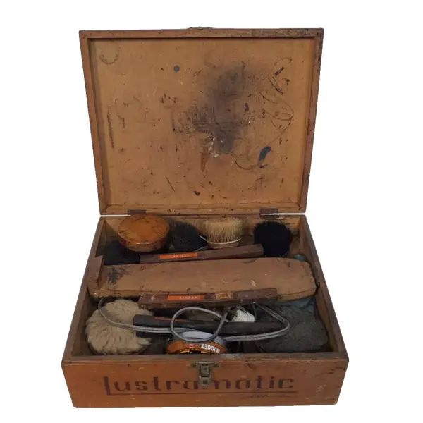 Foto de um(a) Antigo kit engraxate lustramatic 110v funcionando vintage anos 60, da categoria de Eletrodomésticos. produto antigo, usado fabridado nos anos 60 caixa de madeira 24x 29x 11 cm lustrador funcionando, 110v marca: spam caixa tem... Vendido no marketplace Trésors.