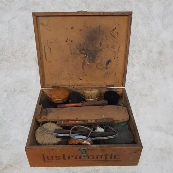 Foto de um(a) Antigo kit engraxate lustramatic 110v funcionando vintage anos 60, da categoria de Eletrodomésticos. produto antigo, usado fabridado nos anos 60 caixa de madeira 24x 29x 11 cm lustrador funcionando, 110v marca: spam caixa tem... Mostrado de uma perspectiva diferente. Vendido no marketplace Trésors.