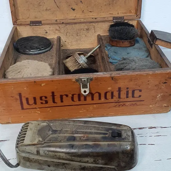 Foto de um(a) Antigo kit engraxate lustramatic 110v funcionando vintage anos 60, da categoria de Eletrodomésticos. produto antigo, usado fabridado nos anos 60 caixa de madeira 24x 29x 11 cm lustrador funcionando, 110v marca: spam caixa tem... Mostrado de uma perspectiva diferente. Vendido no marketplace Trésors.