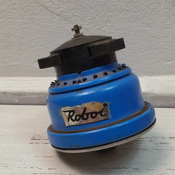 Foto de um(a) Antigo vintage chuveiro robot azul - apenas decorativo, da categoria de Eletrodomésticos. produto original dos anos 50/60 não funciona, apenas para decoração feito em Aço, fabricado pela primeira fabricante de... Mostrado de uma perspectiva diferente. Vendido no marketplace Trésors.