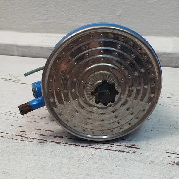 Foto de um(a) Antigo vintage chuveiro robot azul - apenas decorativo, da categoria de Eletrodomésticos. produto original dos anos 50/60 não funciona, apenas para decoração feito em Aço, fabricado pela primeira fabricante de... Mostrado de uma perspectiva diferente. Vendido no marketplace Trésors.