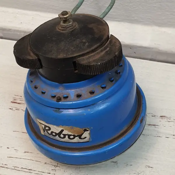Foto de um(a) Antigo vintage chuveiro robot azul - apenas decorativo, da categoria de Eletrodomésticos. produto original dos anos 50/60 não funciona, apenas para decoração feito em Aço, fabricado pela primeira fabricante de... Mostrado de uma perspectiva diferente. Vendido no marketplace Trésors.