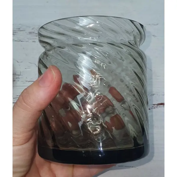 Foto de um(a) Açucareiro vidro tampa madeira antigo vintage anos 80, da categoria de Açucareiro. Peça antiga/vintage - usada, de brechó Produto fabricado nos anos 80 altura:10 cm largura:9 cm não acompanha colher vidro... Mostrado de uma perspectiva diferente. Vendido no marketplace Trésors.