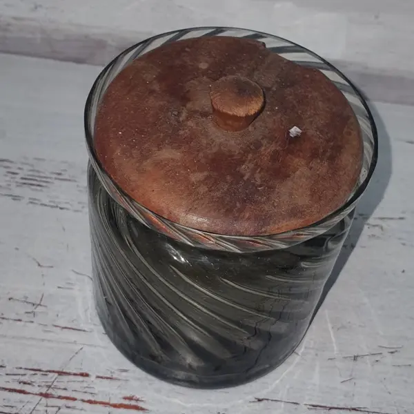 Foto de um(a) Açucareiro vidro tampa madeira antigo vintage anos 80, da categoria de Açucareiro. Peça antiga/vintage - usada, de brechó Produto fabricado nos anos 80 altura:10 cm largura:9 cm não acompanha colher vidro... Mostrado de uma perspectiva diferente. Vendido no marketplace Trésors.