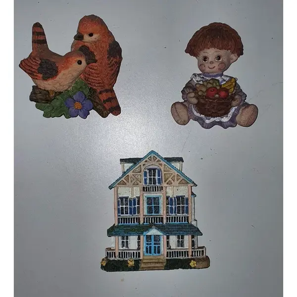 Foto de um(a) lote conjunto imãs de geladeira vintage antigos, da categoria de Memorabilia de viagem & souvenir. Peça antiga/vintage - usada, de brechó Produto fabricado nos anos 90 lote com 3 peças só vendo as peças no lote, não vendo... Mostrado de uma perspectiva diferente. Vendido no marketplace Trésors.