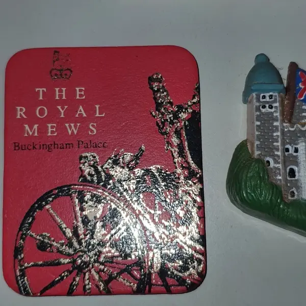 Foto de um(a) kit lote 5 imãs geladeira souvenir reino unido, da categoria de Memorabilia de viagem & souvenir. Peça usadas, de brechó só vendo as peças no lote, não vendo separado altura média:de 4,5 a 7,5 cm materiais sortidos como... Mostrado de uma perspectiva diferente. Vendido no marketplace Trésors.