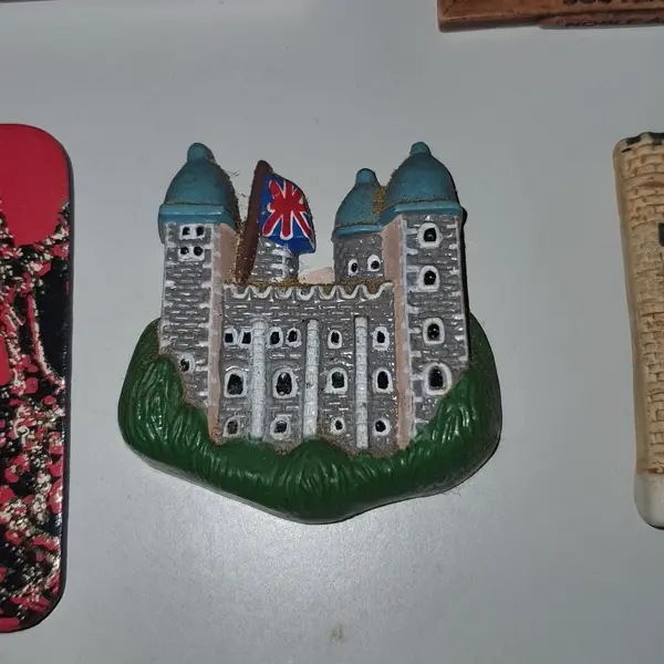 Foto de um(a) kit lote 5 imãs geladeira souvenir reino unido, da categoria de Memorabilia de viagem & souvenir. Peça usadas, de brechó só vendo as peças no lote, não vendo separado altura média:de 4,5 a 7,5 cm materiais sortidos como... Mostrado de uma perspectiva diferente. Vendido no marketplace Trésors.