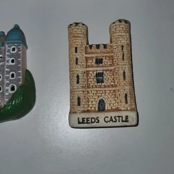 Foto de um(a) kit lote 5 imãs geladeira souvenir reino unido, da categoria de Memorabilia de viagem & souvenir. Peça usadas, de brechó só vendo as peças no lote, não vendo separado altura média:de 4,5 a 7,5 cm materiais sortidos como... Mostrado de uma perspectiva diferente. Vendido no marketplace Trésors.