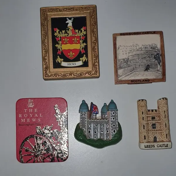 Foto de um(a) kit lote 5 imãs geladeira souvenir reino unido, da categoria de Memorabilia de viagem & souvenir. Peça usadas, de brechó só vendo as peças no lote, não vendo separado altura média:de 4,5 a 7,5 cm materiais sortidos como... Mostrado de uma perspectiva diferente. Vendido no marketplace Trésors.