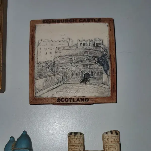 Foto de um(a) kit lote 5 imãs geladeira souvenir reino unido, da categoria de Memorabilia de viagem & souvenir. Peça usadas, de brechó só vendo as peças no lote, não vendo separado altura média:de 4,5 a 7,5 cm materiais sortidos como... Mostrado de uma perspectiva diferente. Vendido no marketplace Trésors.