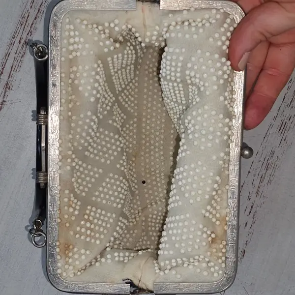Foto de um(a) Bolsa de mão dupla face bolinhas vintage anos 50, da categoria de Bolsas. atenção- esse produto apresenta pequenas avarias- leia a descrição Peça antiga/vintage - usada, de brechó Produto fabricado... Mostrado de uma perspectiva diferente. Vendido no marketplace Trésors.