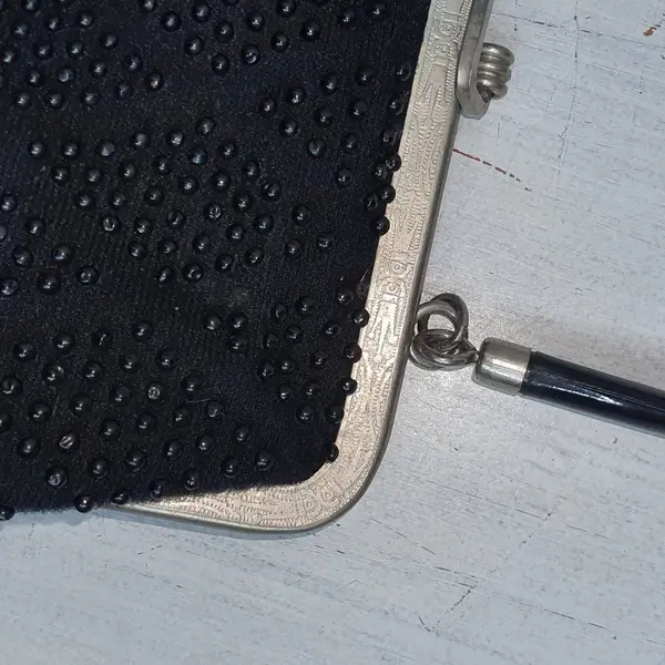 Foto de um(a) Bolsa de mão dupla face bolinhas vintage anos 50, da categoria de Bolsas. atenção- esse produto apresenta pequenas avarias- leia a descrição Peça antiga/vintage - usada, de brechó Produto fabricado... Mostrado de uma perspectiva diferente. Vendido no marketplace Trésors.