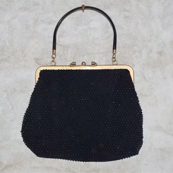 Foto de um(a) Bolsa de mão dupla face bolinhas vintage anos 50, da categoria de Bolsas. atenção- esse produto apresenta pequenas avarias- leia a descrição Peça antiga/vintage - usada, de brechó Produto fabricado... Mostrado de uma perspectiva diferente. Vendido no marketplace Trésors.
