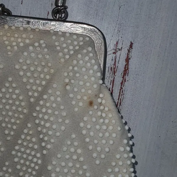 Foto de um(a) Bolsa de mão dupla face bolinhas vintage anos 50, da categoria de Bolsas. atenção- esse produto apresenta pequenas avarias- leia a descrição Peça antiga/vintage - usada, de brechó Produto fabricado... Mostrado de uma perspectiva diferente. Vendido no marketplace Trésors.