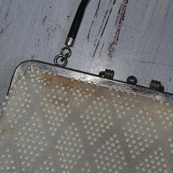 Foto de um(a) Bolsa de mão dupla face bolinhas vintage anos 50, da categoria de Bolsas. atenção- esse produto apresenta pequenas avarias- leia a descrição Peça antiga/vintage - usada, de brechó Produto fabricado... Mostrado de uma perspectiva diferente. Vendido no marketplace Trésors.