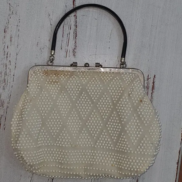 Foto de um(a) Bolsa de mão dupla face bolinhas vintage anos 50, da categoria de Bolsas. atenção- esse produto apresenta pequenas avarias- leia a descrição Peça antiga/vintage - usada, de brechó Produto fabricado... Mostrado de uma perspectiva diferente. Vendido no marketplace Trésors.