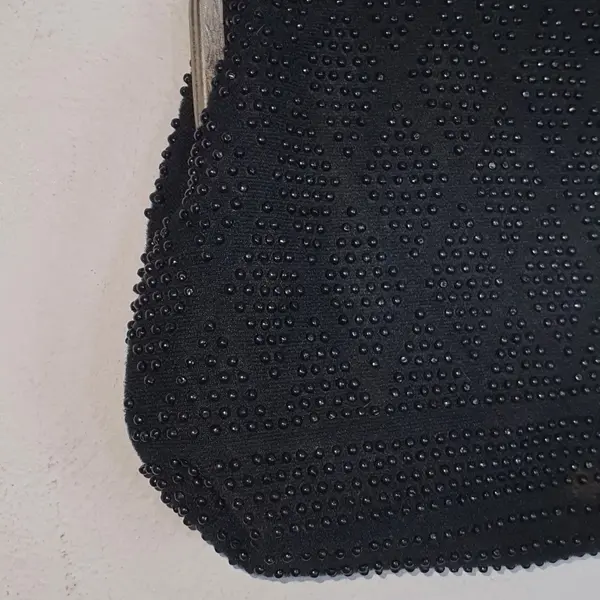 Foto de um(a) Bolsa de mão dupla face bolinhas vintage anos 50, da categoria de Bolsas. atenção- esse produto apresenta pequenas avarias- leia a descrição Peça antiga/vintage - usada, de brechó Produto fabricado... Mostrado de uma perspectiva diferente. Vendido no marketplace Trésors.