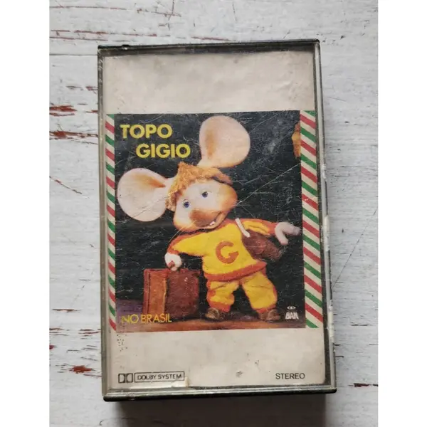 Foto de um(a) Fita K7 Topo Gigio no Brasil | Cassete Infantil Vintage | Disco BAN Estéreo | Anos 80, da categoria de Cassetes. Fita cassete original Topo Gigio no Brasil, lançamento infantil pela gravadora Disco BAN, com participação de Dick Petra e... Mostrado de uma perspectiva diferente. Vendido no marketplace Trésors.