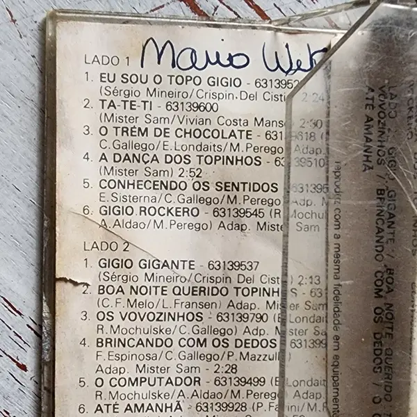 Foto de um(a) Fita K7 Topo Gigio no Brasil | Cassete Infantil Vintage | Disco BAN Estéreo | Anos 80, da categoria de Cassetes. Fita cassete original Topo Gigio no Brasil, lançamento infantil pela gravadora Disco BAN, com participação de Dick Petra e... Mostrado de uma perspectiva diferente. Vendido no marketplace Trésors.