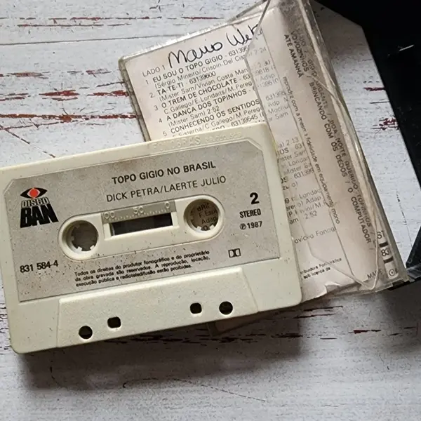 Foto de um(a) Fita K7 Topo Gigio no Brasil | Cassete Infantil Vintage | Disco BAN Estéreo | Anos 80, da categoria de Cassetes. Fita cassete original Topo Gigio no Brasil, lançamento infantil pela gravadora Disco BAN, com participação de Dick Petra e... Mostrado de uma perspectiva diferente. Vendido no marketplace Trésors.