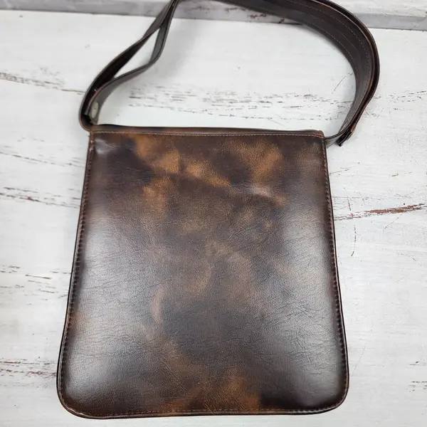 Foto de um(a) Bolsa Feminina Vintage Anos 70 Marrom Tiracolo Ajustável Rara Brechó, da categoria de Bolsas. Bolsa vintage original dos anos 70, usada, de brechó, em excelente estado de conservação para uma peça com mais de 50 anos.... Mostrado de uma perspectiva diferente. Vendido no marketplace Trésors.