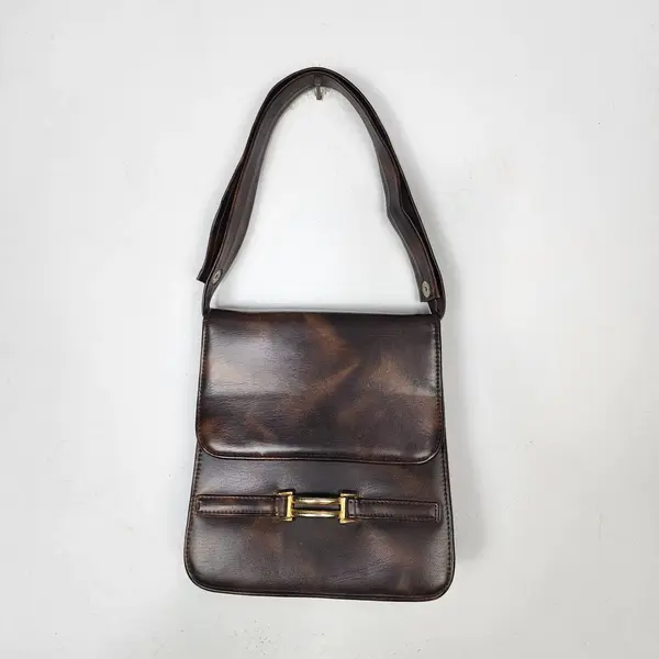 Foto de um(a) Bolsa Feminina Vintage Anos 70 Marrom Tiracolo Ajustável Rara Brechó, da categoria de Bolsas. Bolsa vintage original dos anos 70, usada, de brechó, em excelente estado de conservação para uma peça com mais de 50 anos.... Mostrado de uma perspectiva diferente. Vendido no marketplace Trésors.