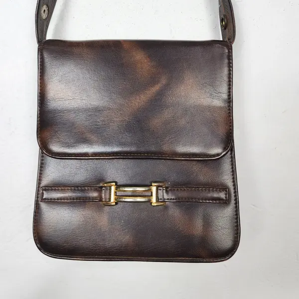 Foto de um(a) Bolsa Feminina Vintage Anos 70 Marrom Tiracolo Ajustável Rara Brechó, da categoria de Bolsas. Bolsa vintage original dos anos 70, usada, de brechó, em excelente estado de conservação para uma peça com mais de 50 anos.... Mostrado de uma perspectiva diferente. Vendido no marketplace Trésors.