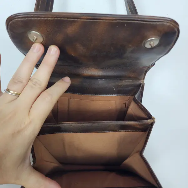 Foto de um(a) Bolsa Feminina Vintage Anos 70 Marrom Tiracolo Ajustável Rara Brechó, da categoria de Bolsas. Bolsa vintage original dos anos 70, usada, de brechó, em excelente estado de conservação para uma peça com mais de 50 anos.... Mostrado de uma perspectiva diferente. Vendido no marketplace Trésors.