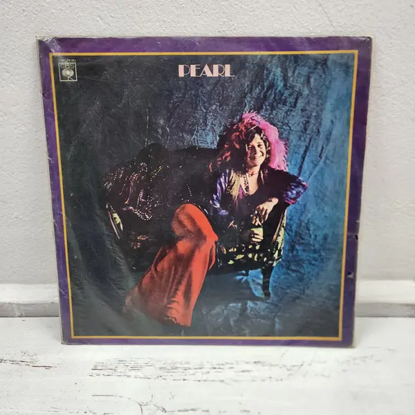 Foto de um(a) LP Janis Joplin Pearl Vinil CBS 1970 Disco Usado Sem Encarte, da categoria de LPs ou Discos de Vinil. Pearl é o último álbum de estúdio de Janis Joplin e um dos discos mais importantes da história do rock e do blues. Lançado... Mostrado de uma perspectiva diferente. Vendido no marketplace Trésors.