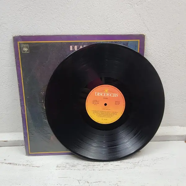 Foto de um(a) LP Janis Joplin Pearl Vinil CBS 1970 Disco Usado Sem Encarte, da categoria de LPs ou Discos de Vinil. Pearl é o último álbum de estúdio de Janis Joplin e um dos discos mais importantes da história do rock e do blues. Lançado... Mostrado de uma perspectiva diferente. Vendido no marketplace Trésors.