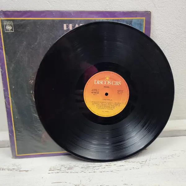 Foto de um(a) LP Janis Joplin Pearl Vinil CBS 1970 Disco Usado Sem Encarte, da categoria de LPs ou Discos de Vinil. Pearl é o último álbum de estúdio de Janis Joplin e um dos discos mais importantes da história do rock e do blues. Lançado... Mostrado de uma perspectiva diferente. Vendido no marketplace Trésors.