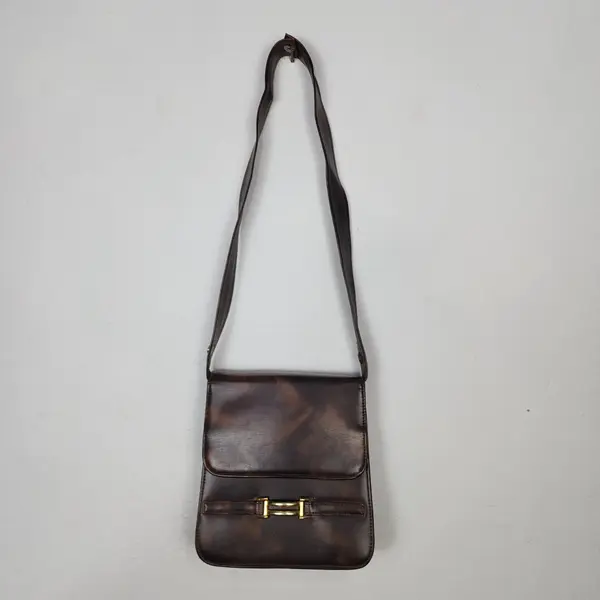Foto de um(a) Bolsa Feminina Vintage Anos 70 Marrom Tiracolo Ajustável Rara Brechó, da categoria de Bolsas. Bolsa vintage original dos anos 70, usada, de brechó, em excelente estado de conservação para uma peça com mais de 50 anos.... Mostrado de uma perspectiva diferente. Vendido no marketplace Trésors.