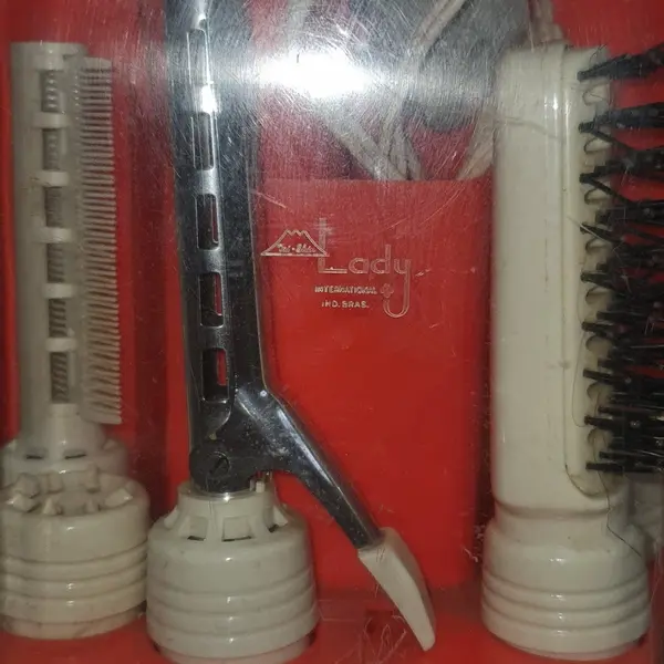 Foto de um(a) Kit Secador De Cabelos vintage Anos 70 funcionando 110v, da categoria de Eletrodomésticos. peça antiga/vintage - usada, de brechó produto fabricado nos anos 70 110V Marca: Tai Shin Lady internacional Acompanha... Mostrado de uma perspectiva diferente. Vendido no marketplace Trésors.