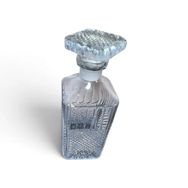 Foto de um(a) Garrafa em padrão bico de jaca, da categoria de Decantadores. Garrafa para whisky e outras bebidas no padrão bico de jaca. Medidas 24 cm de altura e 9 cm de largura. Em ótimo estado e... Vendido no marketplace Trésors.