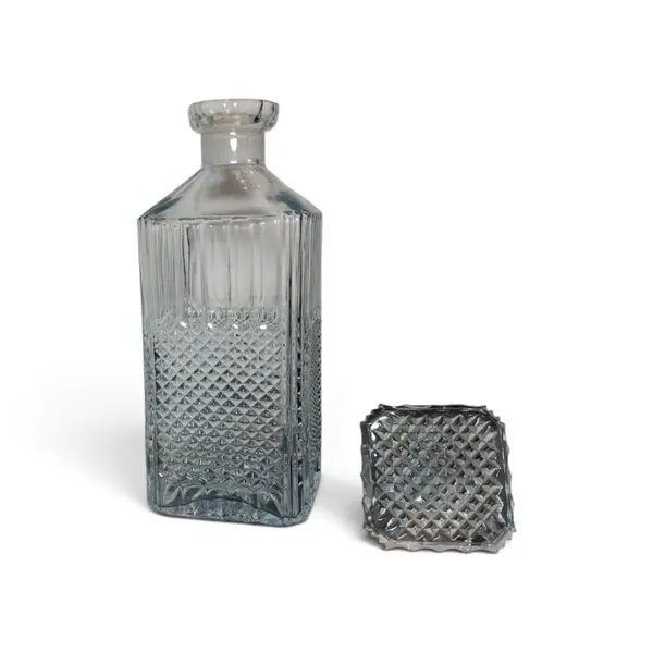 Foto de um(a) Garrafa em padrão bico de jaca, da categoria de Decantadores. Garrafa para whisky e outras bebidas no padrão bico de jaca. Medidas 24 cm de altura e 9 cm de largura. Em ótimo estado e... Mostrado de uma perspectiva diferente. Vendido no marketplace Trésors.