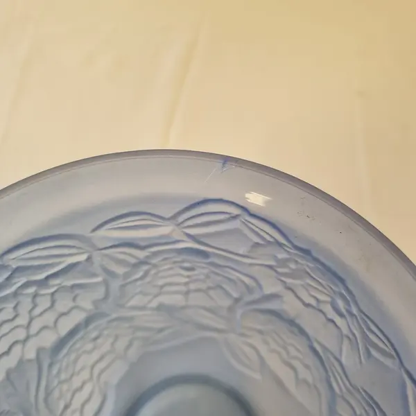 Foto de um(a) Vaso Art Nouveau Fosco Azul, da categoria de Vasos. Vaso Art Nouveau Fosco, da época da grande depressão, final dos anos 20 e inicio do 30. Na cor azul com formas naturalistas. Mostrado de uma perspectiva diferente. Vendido no marketplace Trésors.