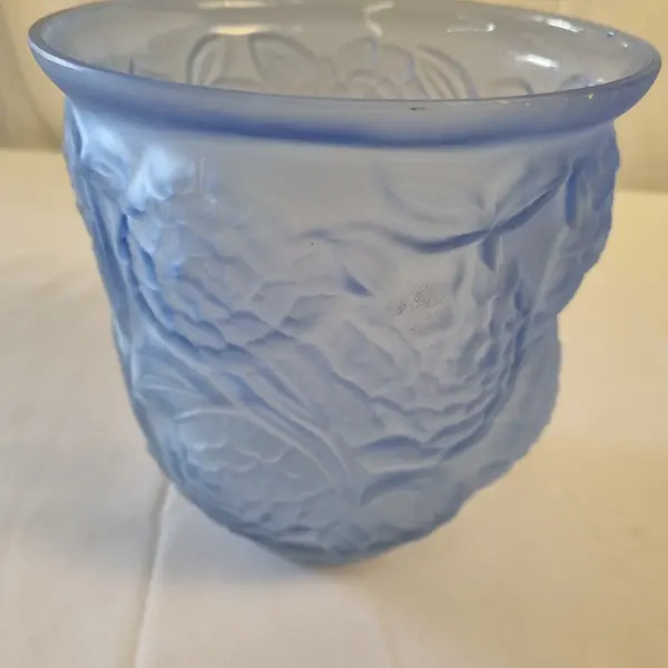 Foto de um(a) Vaso Art Nouveau Fosco Azul, da categoria de Vasos. Vaso Art Nouveau Fosco, da época da grande depressão, final dos anos 20 e inicio do 30. Na cor azul com formas naturalistas. Mostrado de uma perspectiva diferente. Vendido no marketplace Trésors.