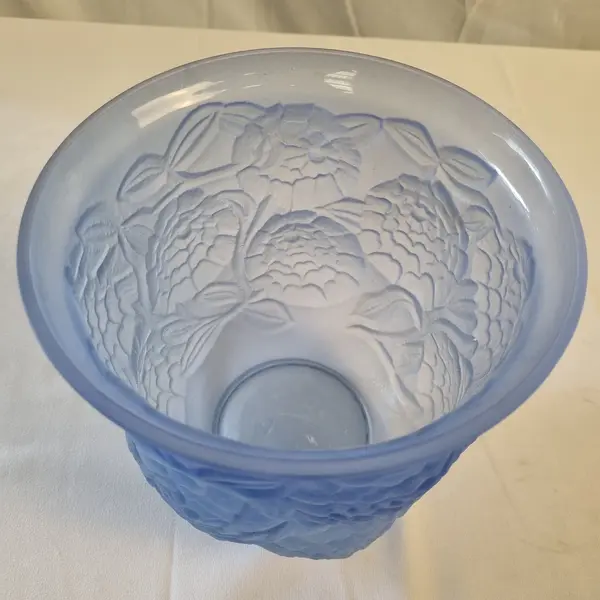 Foto de um(a) Vaso Art Nouveau Fosco Azul, da categoria de Vasos. Vaso Art Nouveau Fosco, da época da grande depressão, final dos anos 20 e inicio do 30. Na cor azul com formas naturalistas. Mostrado de uma perspectiva diferente. Vendido no marketplace Trésors.