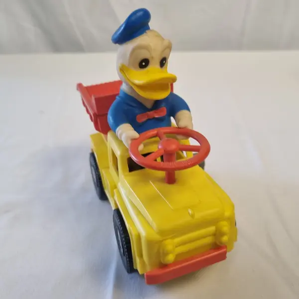 Foto de um(a) Brinquedo O Rei da Estrada Pato Donald, da categoria de Carros e caminhões de brinquedo. Brinquedo Antigo O Rei da Estrada Pato Donald, fabricado entre as décadas de 60 e 70, com a caixa original. A corda do... Mostrado de uma perspectiva diferente. Vendido no marketplace Trésors.